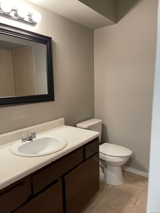 Building Photo - 919-921 West Rochelle Road