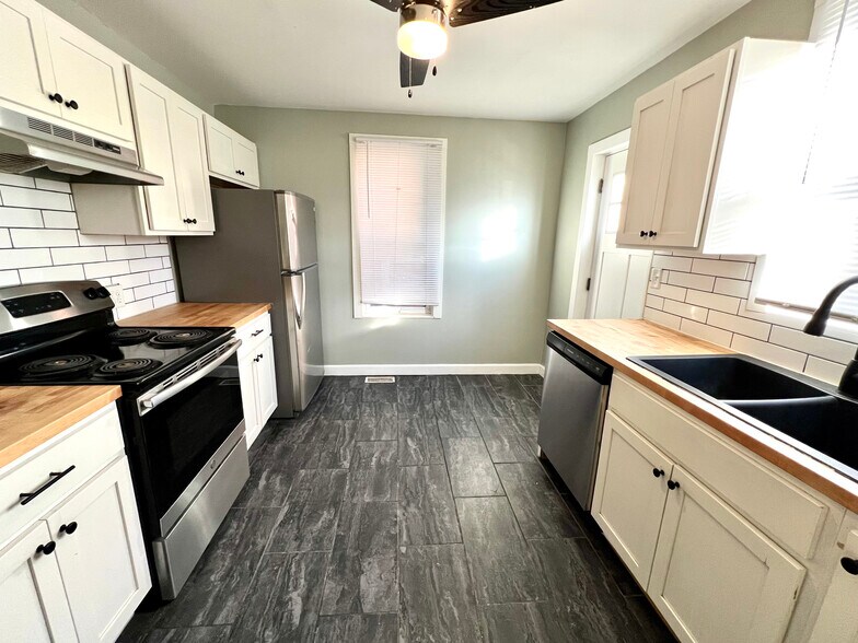 Building Photo - 1157 E Whittier St