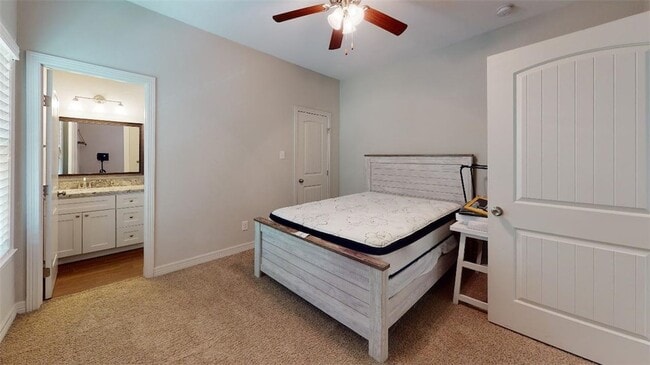 Building Photo - 302 Gilchrist Ave