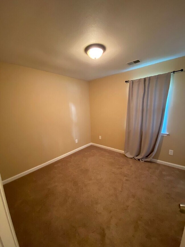 Building Photo - Charming 3-Bedroom Ranch !! "ASK ABOUT OUR...