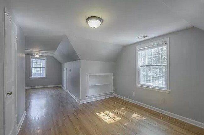 Building Photo - 5036 Mission Rd