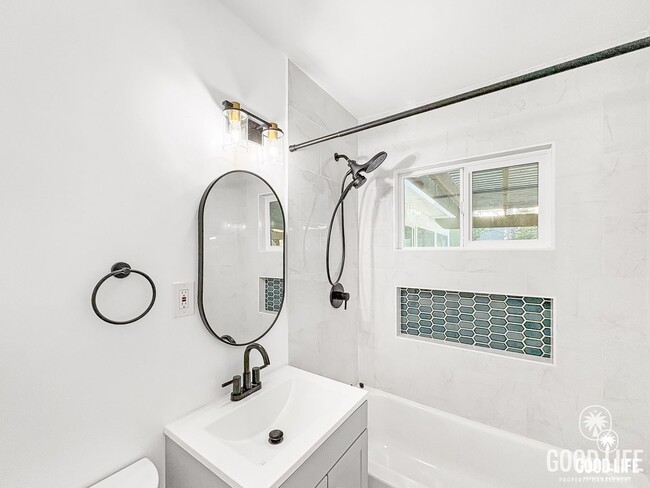 Building Photo - Coastal Charm Meets Modern Living in Beautiful Encinitas