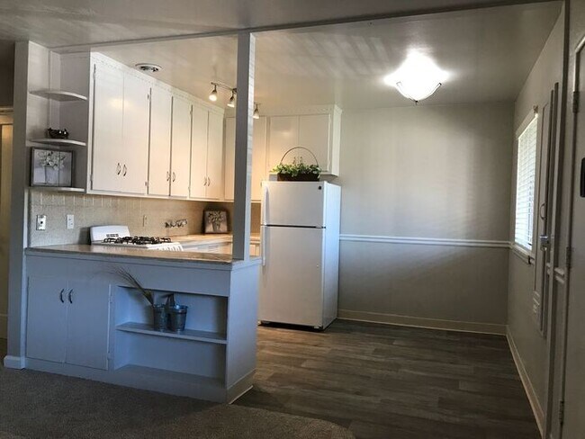 Building Photo - Charming Upstairs 2 Bedroom~ Very Charming...