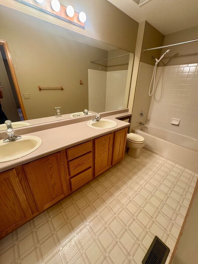 Building Photo - Gorgeous 4 bedroom with Loft and 3 car gar...
