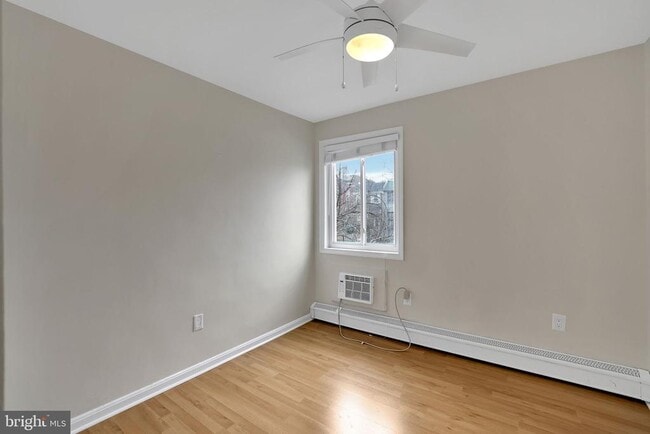 Building Photo - 513 12th St NE