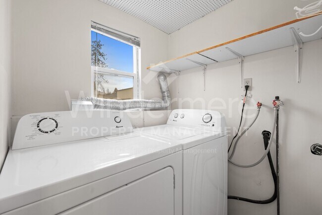 Building Photo - Beautiful Family Home ! Spring Special !! 50% Off first months rent.