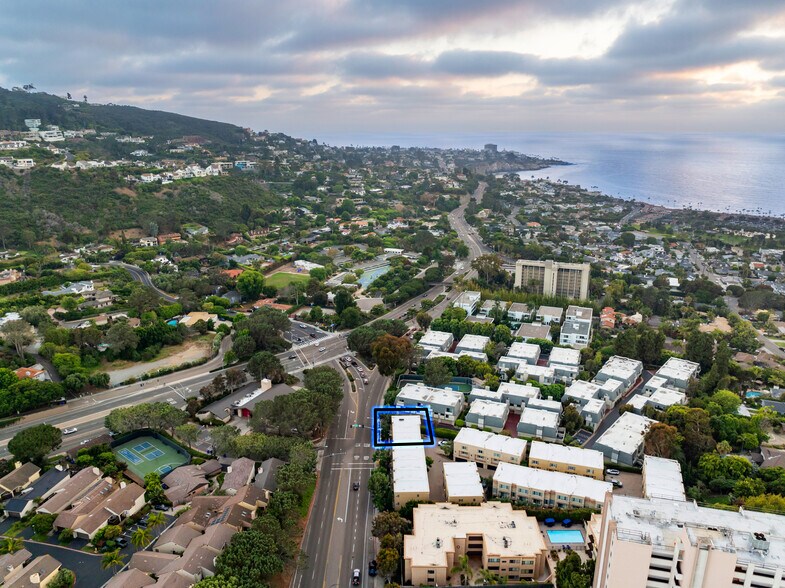 Building Photo - 2400 Torrey Pines Rd