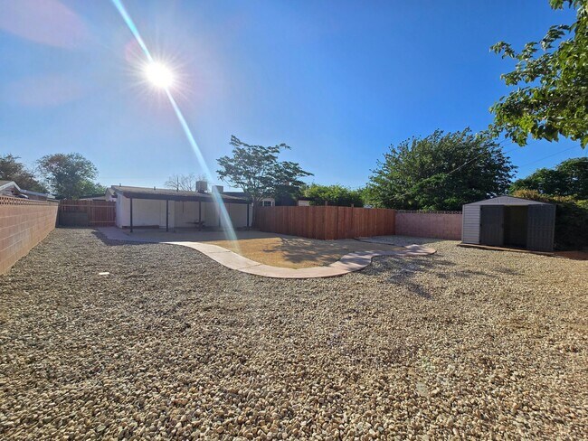 Building Photo - Spacious 4- Bedroom Remodeled Home in Palm...