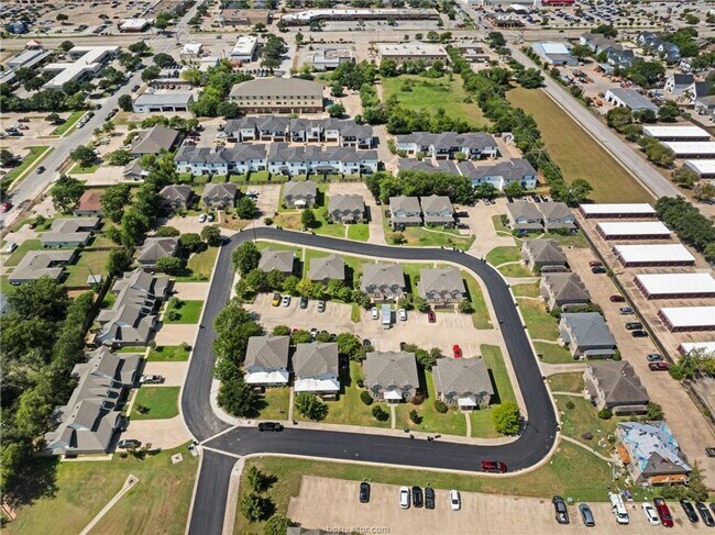 Building Photo - $500 OFF FIRST MONTH'S RENT! Great 3 Bed, 3 Bath Duplex for Fall 2026 Pre-Lease