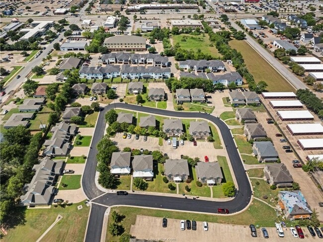 Building Photo - Great 3 Bed, 3 Bath Duplex for Fall 2026 Pre-Lease