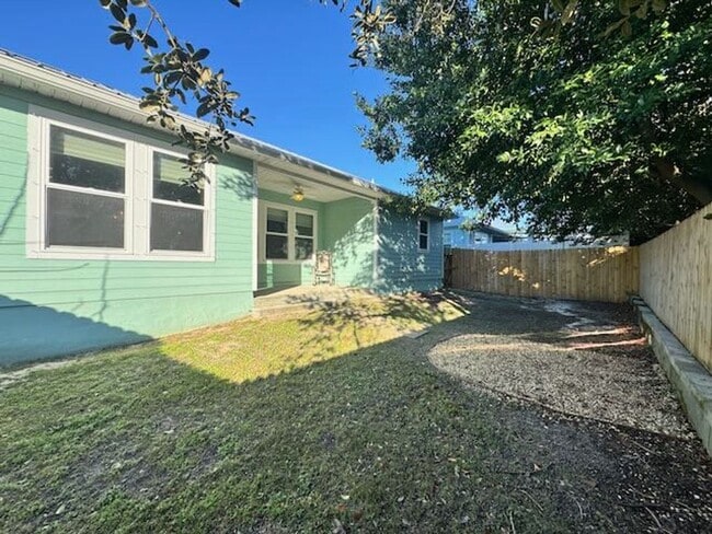 Building Photo - Palm Heaven!!Application and more info @ https://www.sandseekerrealty.com/long-term-rentals/. Cli...