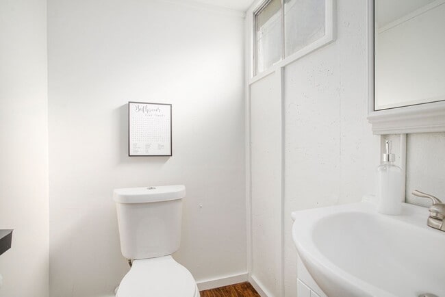 Building Photo - 3-Bed, 1.5-Bath huge duplex in Blue Springs!