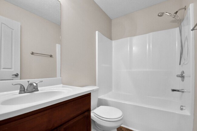 Building Photo - Pet Friendly Three Bedroom with Bonus!