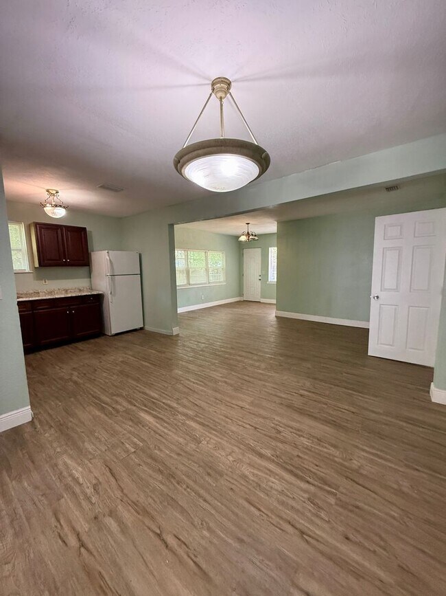 Building Photo - Great and Affordable 4 Bedroom 2 Bathroom House for Rent