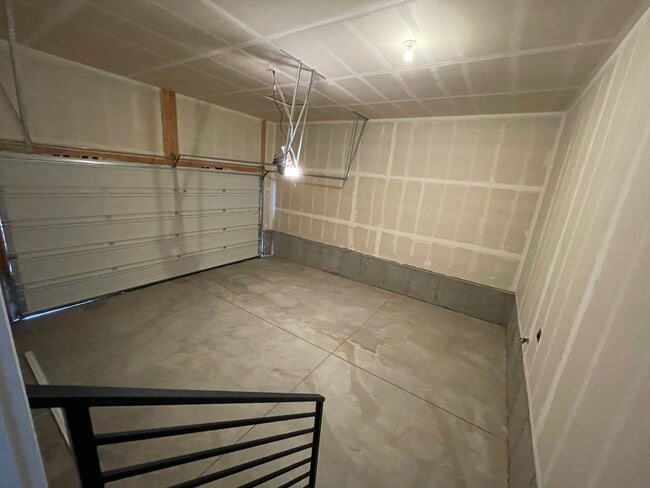 Building Photo - Modern home!