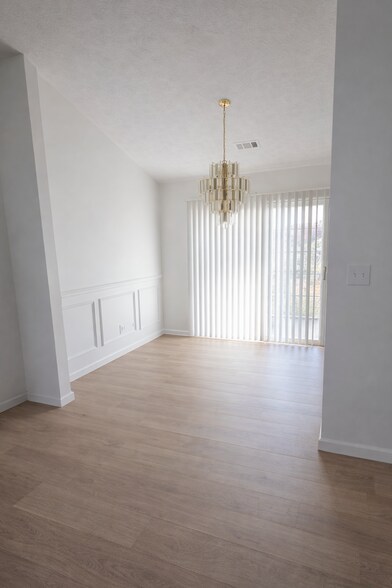 Building Photo - 5666 La Fleur Trl