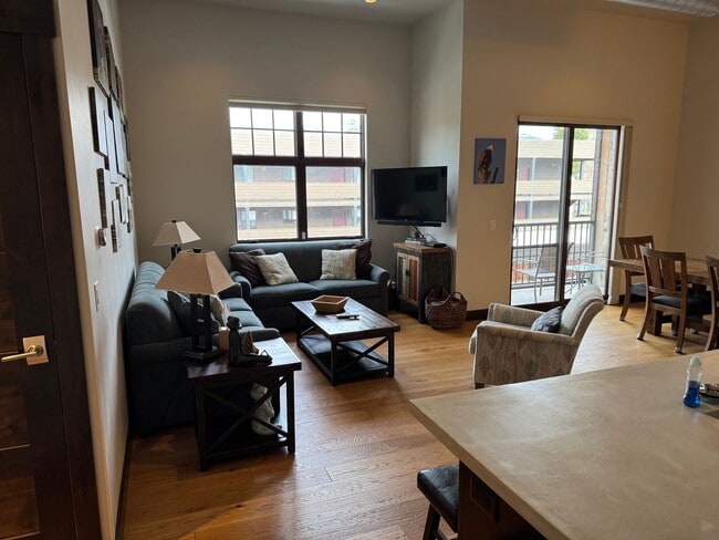 Building Photo - 214 E Second St. #204- Fully Furnished Lux...