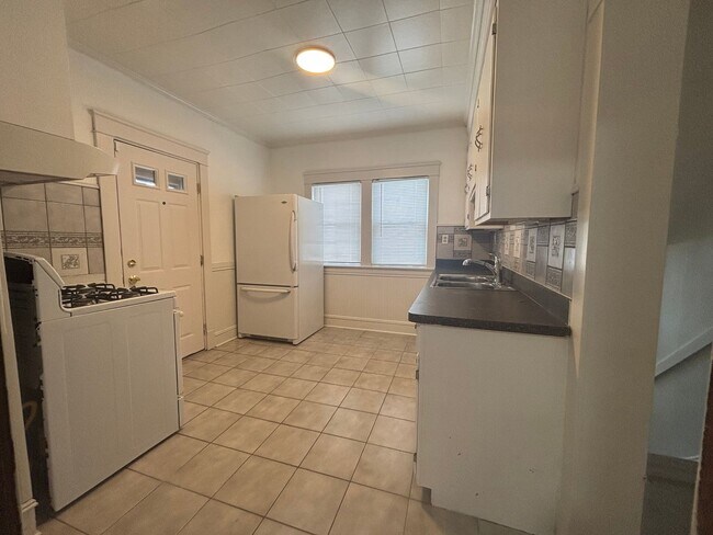 Building Photo - Spacious Single Family Home with Central Air