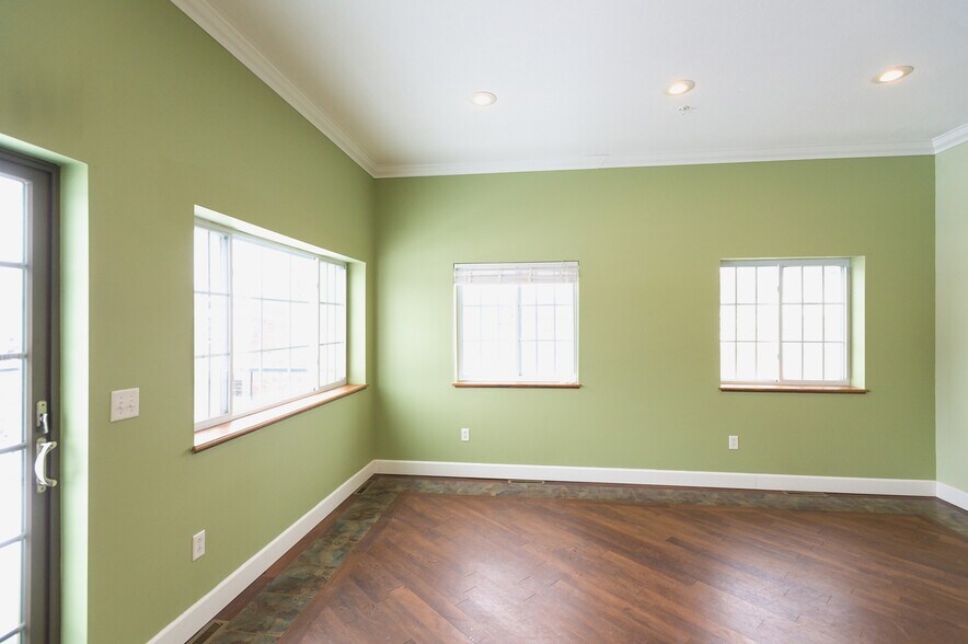 Building Photo - 208 E Montezuma Ave