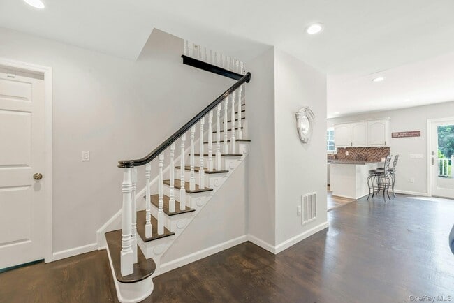 Building Photo - 405 The Short Ln