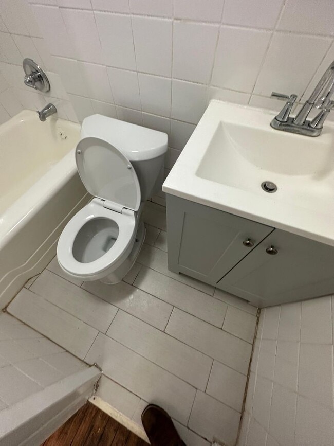 Building Photo - Fully Renovated 3/2 Available for Immediat...