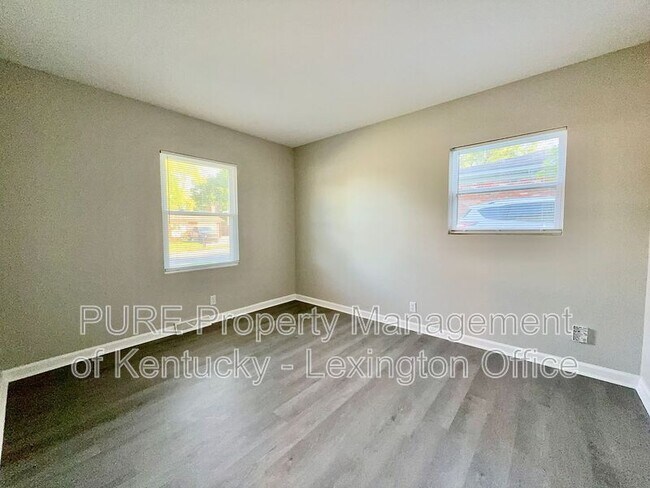 Building Photo - 2408 Shandon Dr