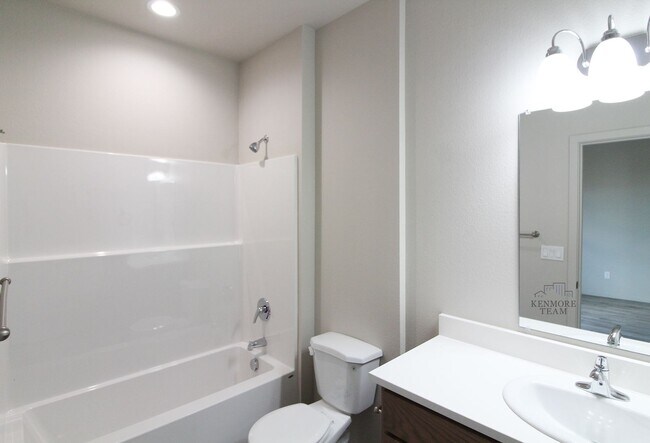 Building Photo - 3 Bedroom, 2 Bath Apartment Home in Othello