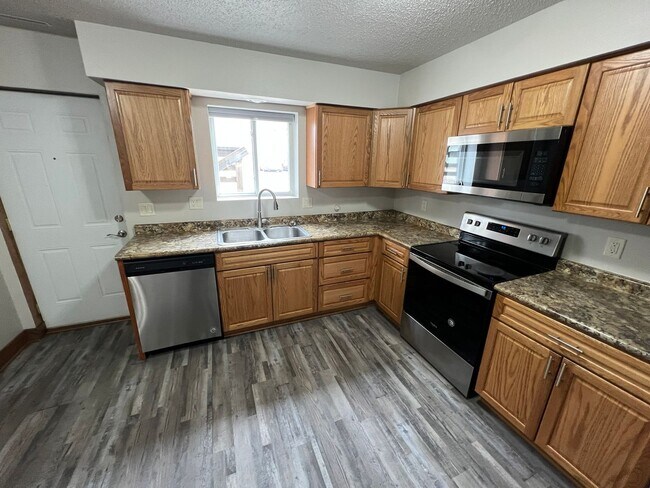 Building Photo - Garden-level 3 bedroom unit close to Sawyer Elementary