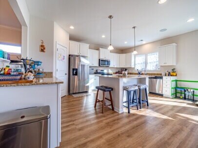 Building Photo - HUGE Owner's Suite!