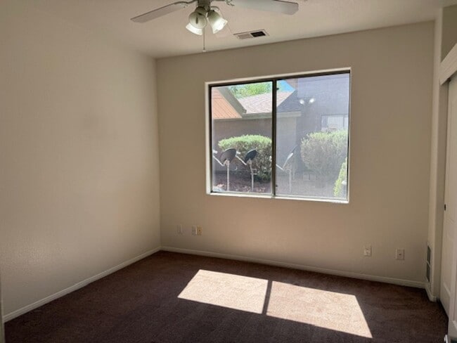 Building Photo - 2 Bedroom 2 Bath Contact Property Pros Pro...