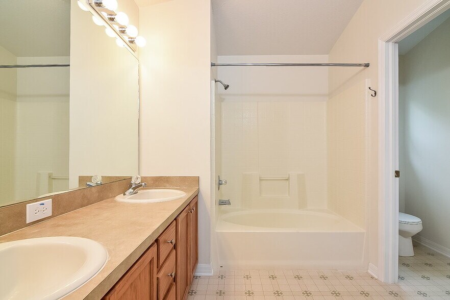 Building Photo - 10138 Perthshire Cir
