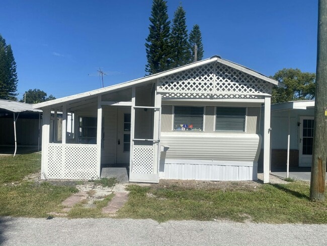 Building Photo - 4 Circle Dr