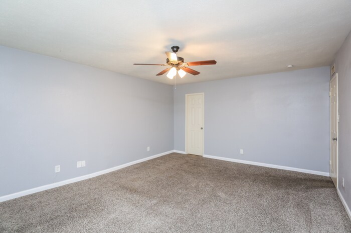 Building Photo - 7439 Oakmore Dr