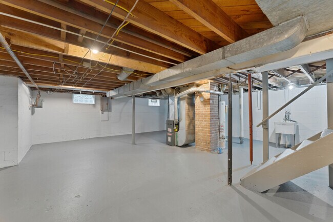 Building Photo - 1539 Weston Ave