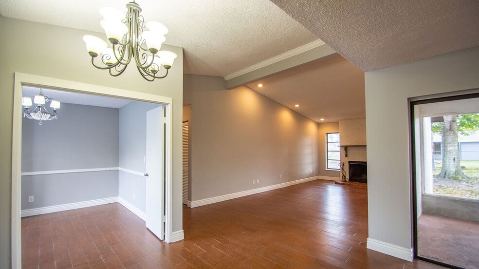 Building Photo - 704 Putt Ln