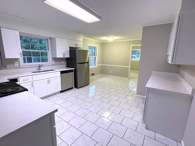 Building Photo - 3br Home East Athens For Rent