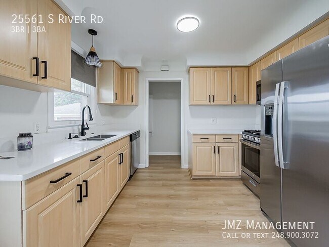 Building Photo - 25561 S River Rd
