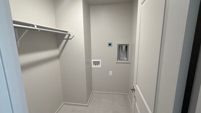 Building Photo - Light and airy 3-bed, 3-bath townhome in one of the area’s most highly desired Red Hawk area.