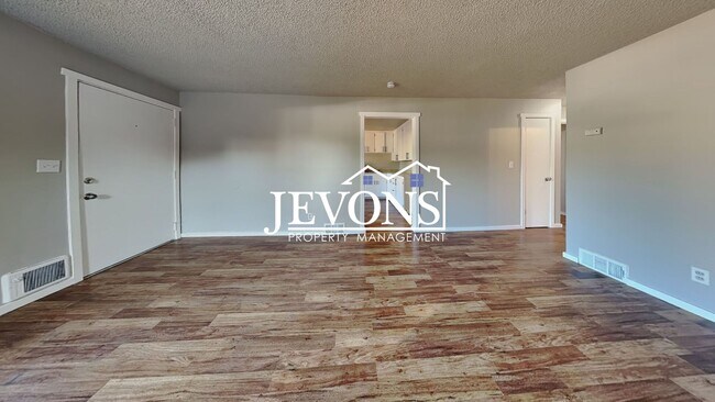 Building Photo - Inviting 2-bedroom 4-plex near Pritchard I...