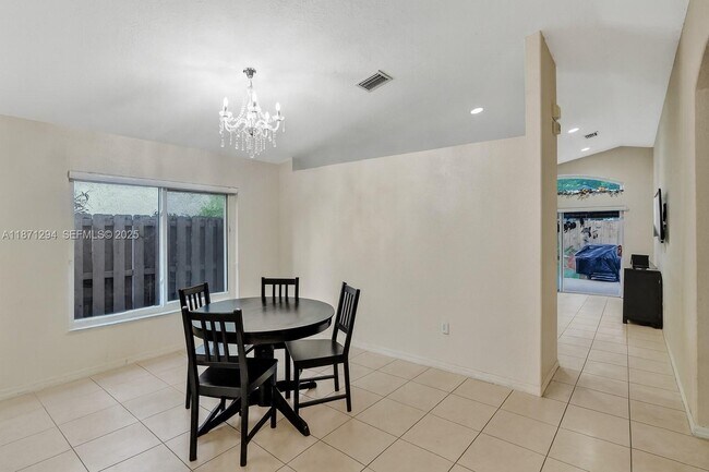 Building Photo - 1635 SE 20th Pl