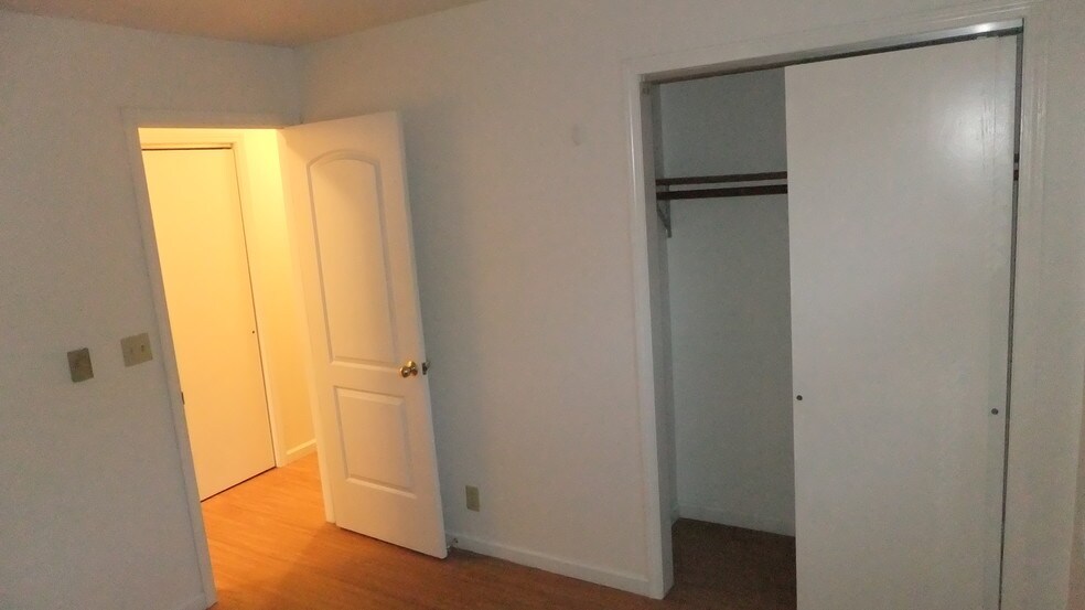 Front Bedroom, closet - 607 W North St