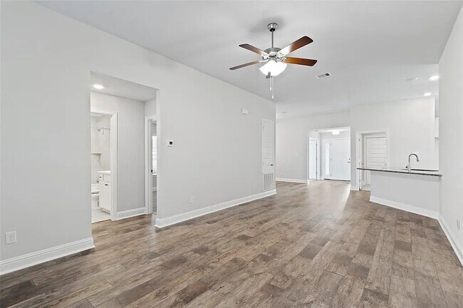 Building Photo - 2708 Golden Palms Ln