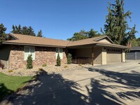 Building Photo - Fully Remodeled Rambler with Golf Course V...