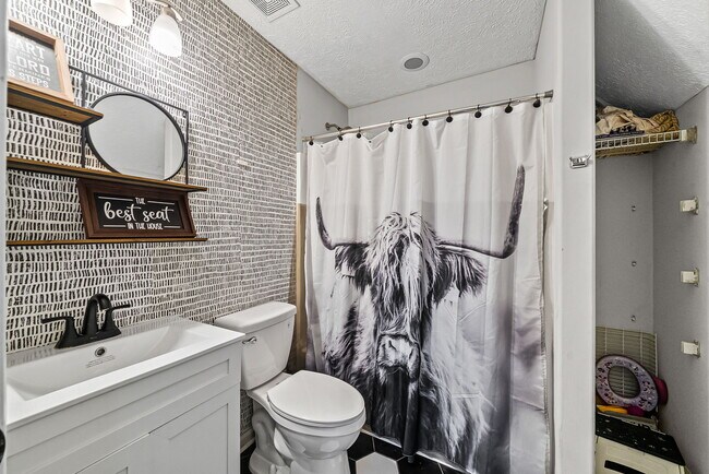 Building Photo - 632 Hidden Valley Dr