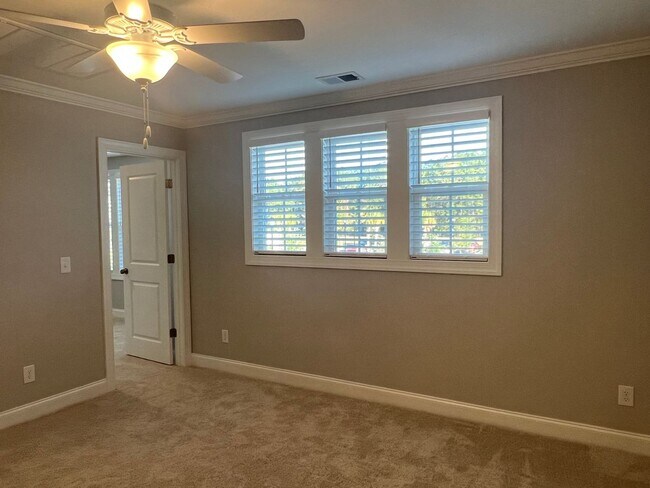 Building Photo - 3 Bedroom Townhouse in Washington Square!