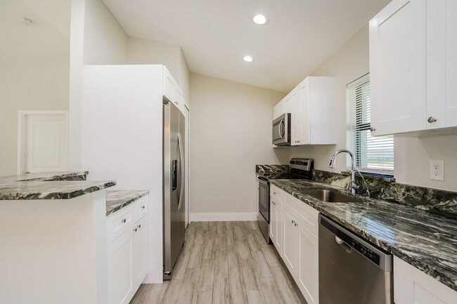 Building Photo - 1232 NE 7th Pl, Cape Coral, FL
