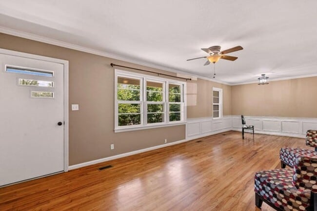 Building Photo - 3005 Pine Dr NE