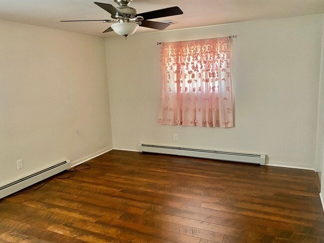 Building Photo - 3 Bedroom/2 Full Bath Ranch Near Air Produ...