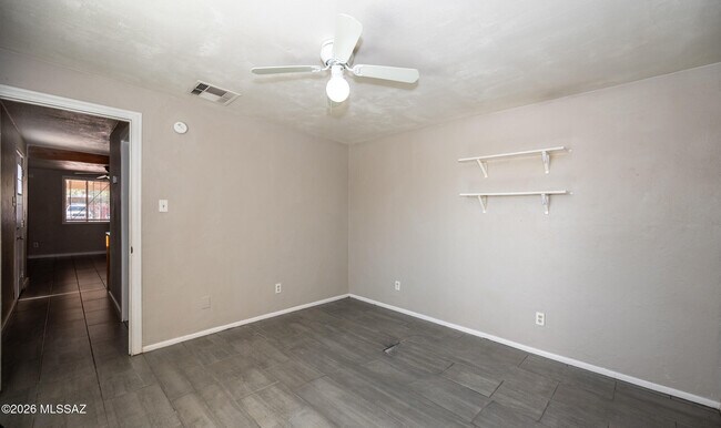 Building Photo - 810 E Linden St