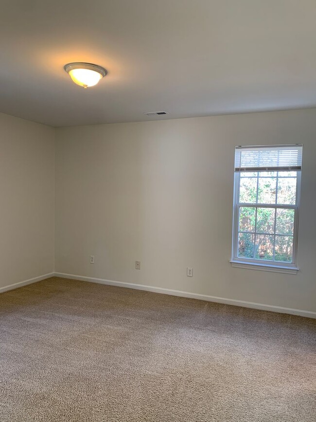 Building Photo - 1/2 OFF FIRST MONTHS RENT! 3 Bedroom 2 Bat...